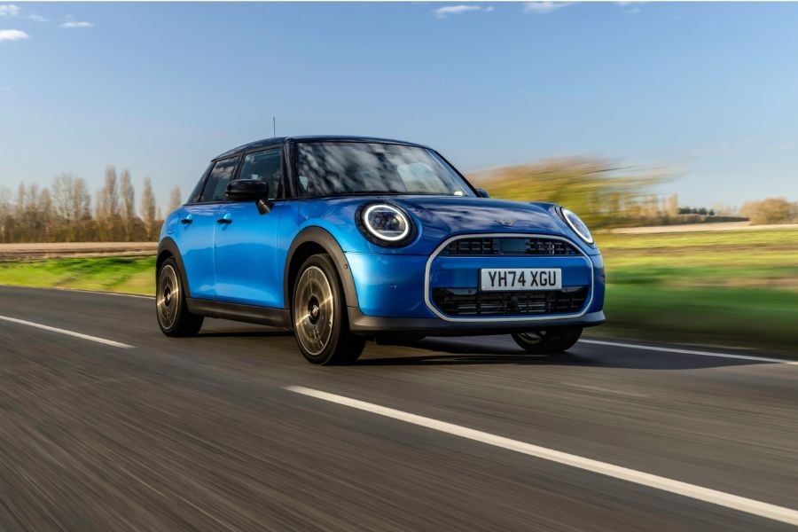 MINI Cooper roulant sur une route rurale.